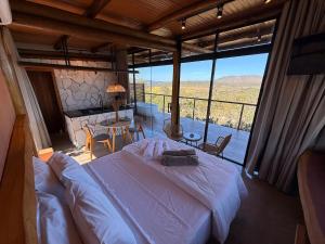 una camera da letto con un letto grande e un balcone di Chalé Candombá a São Jorge