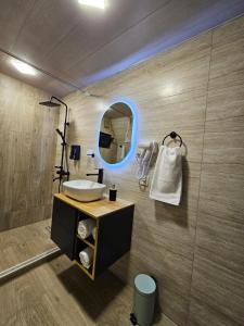 (( Gergeti ))Gergeti Twins - Cottages的带水槽和镜子的浴室 更多58张照片