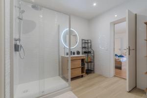 Bilik mandi di Beautiful house 15 min from Disney +60 gambar