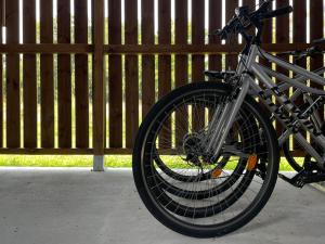 un vélo garé devant une clôture dans l'établissement Écluse 34 - Hôtel & Gîtes, à Steinbourg 78 autres photos