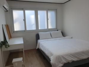 Ένα ή περισσότερα κρεβάτια σε δωμάτιο στο 302 신규 건대역 도보2분 성수 어린이 대공원 잠실 압구정 청담 강남