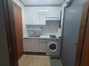 Η κουζίνα ή μικρή κουζίνα στο 302 신규 건대역 도보2분 성수 어린이 대공원 잠실 압구정 청담 강남 +9 φωτογραφίες