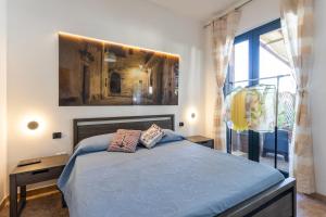 Un dormitorio con una cama y una ventana grande. en Villa Peonia - Salento Reservation, en Isola Pazzi