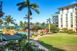 une vue d'un complexe avec piscine et palmiers dans l'établissement Stunning Views 2-Bedroom Villa at Honua Kai Hokulani by KBM, à Kaanapali Airport