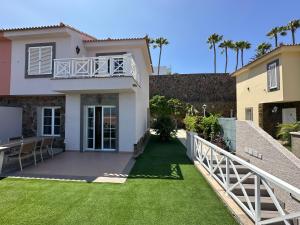 Casa con balcón y patio con césped en SANTA ANA 8, en Maspalomas 10 fotos más