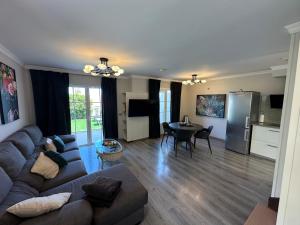 una sala de estar con un sofá y una mesa en SANTA ANA 8, en Maspalomas