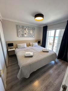Un dormitorio con una cama grande con dos toallas encima. en SANTA ANA 8, en Maspalomas
