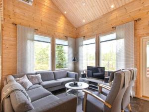Χώρος καθιστικού στο Holiday Home Päivänsäde 8 lapinkulta by Interhome