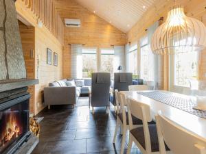 Χώρος καθιστικού στο Holiday Home Päivänsäde 8 lapinkulta by Interhome