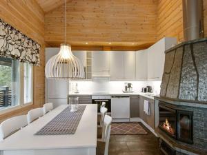 Η κουζίνα ή μικρή κουζίνα στο Holiday Home Päivänsäde 8 lapinkulta by Interhome