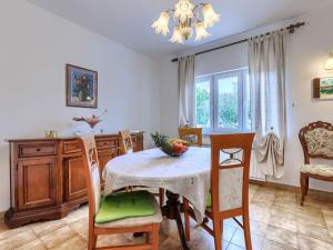 Un comedor con mesa y sillas en Apartment Roberta by Interhome, en Labin