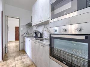una cocina con fregadero y estufa horno superior en Apartment Roberta by Interhome, en Labin 44 fotos más