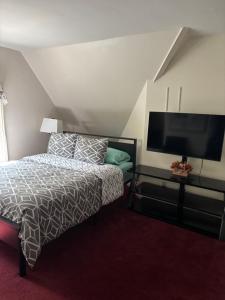 a bedroom with a bed and a flat screen tv at Apartamento en Milwaukee cerca del centro 8 mins from Milwaukee downtown in Milwaukee