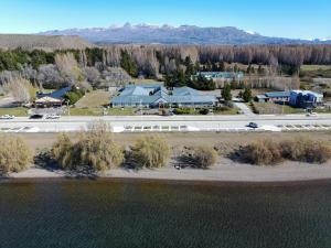 洛斯安蒂果斯Hotel Mora的水体旁建筑物的空中景观