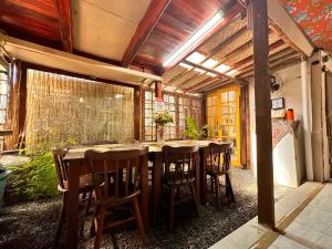 a dining room with a long table and chairs at Doce Lar Acomodações Noronha in Fernando de Noronha