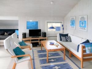 Μια τηλεόραση ή/και κέντρο ψυχαγωγίας στο Holiday Home Tonna - 1km from the sea by Interhome