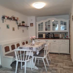 O bucătărie sau chicinetă la Edina Vintage Vendégház