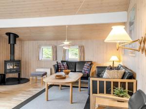 Posezení v ubytování Holiday Home Tineke - 800m from the sea by Interhome