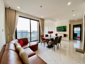 Televisyen dan/atau pusat hiburan di Shi House - 2BR GH3 Luxury, Comfortable, Park View