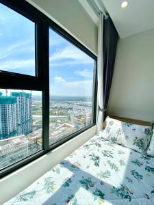 Katil atau katil-katil dalam bilik di Shi House - 2BR GH3 Luxury, Comfortable, Park View