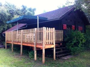 eine Holzbank vor einem Haus in der Unterkunft le chalet in Névy-lès-Dole