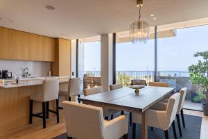 a kitchen and dining room with a table and chairs at Belle Mar by MP in Canidelo