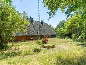 un granero en un campo frente a un edificio en Holiday Home Elvin - 2-7km from the sea by Interhome, en Humble 32 fotos más