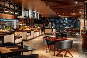 un ristorante con tavoli e sedie e una cucina di DoubleTree by Hilton Dubai - Business Bay a Dubai