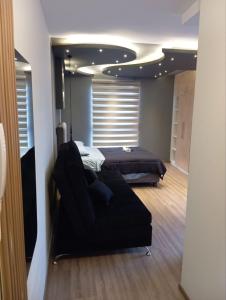 une chambre avec un lit et un canapé dans l'établissement Monoambiente céntrico - zona el prado, à Cochabamba