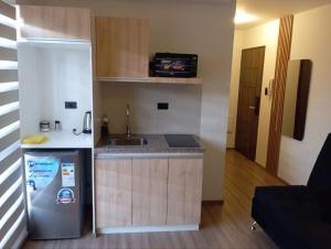 une petite cuisine avec un évier et un réfrigérateur dans l'établissement Monoambiente céntrico - zona el prado, à Cochabamba