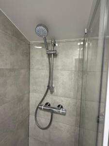 Ένα μπάνιο στο The Clare Court 6BR Luxury Retreat - Sleeps 14 - Modern Amenities, Walk to Train, Bus Stations, Shops & Cafés I Leisure and Business Stays Welcome Contractors and Group Travellers - 2 nights minimum +43 φωτογραφίες