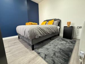 a bedroom with a bed and a blue wall at The Clare Court 6BR Luxury Retreat - Sleeps 14 with Complimentary Access to Billing Aquadrome Holiday Village for Swimming - 2 nights minimum in Kingsthorpe +45 photos