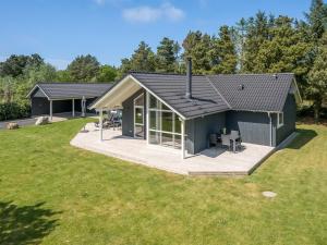 ブラーバンドにあるHoliday Home Elina - 600m from the sea by Interhomeのデッキ付きの家屋の頭上の景色