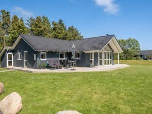 ブラーバンドにあるHoliday Home Elina - 600m from the sea by Interhomeの青い家