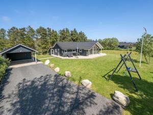 ブラーバンドにあるHoliday Home Elina - 600m from the sea by Interhomeの遊び場付きの家屋の空中風景