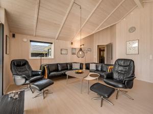 un salon avec un canapé, des chaises et une table dans l'établissement Holiday Home Elina - 600m from the sea by Interhome, à Blåvand