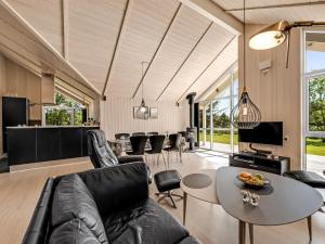 un salon avec un canapé et une table dans l'établissement Holiday Home Elina - 600m from the sea by Interhome, à Blåvand