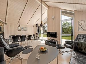 un salon avec une table et des chaises dans l'établissement Holiday Home Elina - 600m from the sea by Interhome, à Blåvand