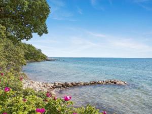 vistas al océano con flores rosas en Holiday Home Arnetta - 150m from the sea by Interhome, en Sønderby