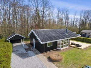 Una vista aérea de una pequeña casa negra en Holiday Home Arnetta - 150m from the sea by Interhome, en Sønderby