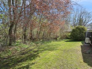 un patio con árboles y césped en Holiday Home Arnetta - 150m from the sea by Interhome, en Sønderby 22 fotos más