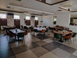 a restaurant with tables and chairs in a room at Motel Citadela 023 in Zrenjanin