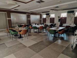 a restaurant with tables and chairs in a room at Motel Citadela 023 in Zrenjanin
