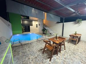 a pool with a table and chairs and a table and a table sidx sidx sidx at Departamentos misavi in Pisté