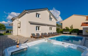 una villa con piscina di fronte a una casa di Villa Anteo-Split by Villas Guide a Košute