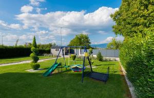 un parco giochi con altalena in un cortile di Villa Anteo-Split by Villas Guide a Košute