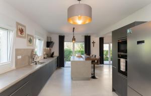 una grande cucina con un grande bancone e un tavolo di Villa Anteo-Split by Villas Guide a Košute