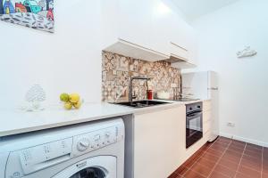 une cuisine avec un évier et un lave-vaisselle dans l'établissement Sofia's House - Comfort e Relax vicino Stazione Notarbartolo, à Palerme
