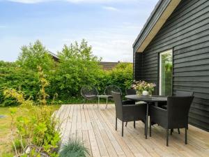 Un jardín fuera de Holiday Home Sys - 150m from the sea by Interhome