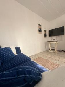 Un televizor și/sau centru de divertisment la Corner Cottage - All to yourself